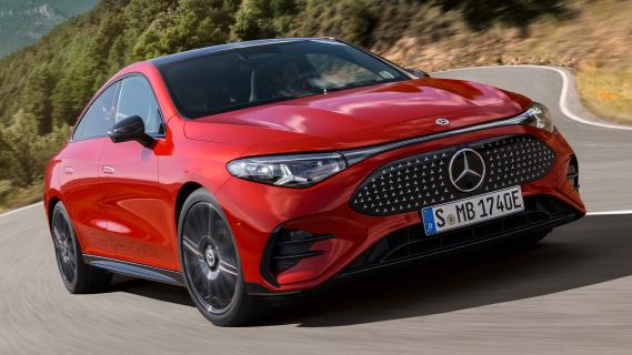 Mercedes CLA blauw (2025) zijkant rechts voor rijdend