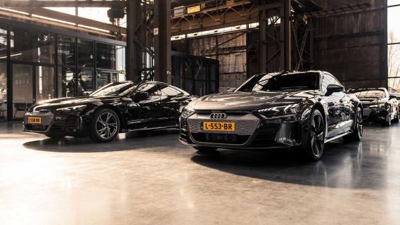 Audi e-Tron GT met Nederlandse kentekens in een loods