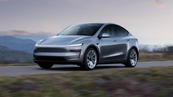 Tesla Model Y Launch Series 2025 review: 3/4 voor rijdend open landschap