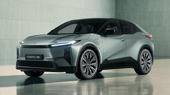 Toyota C-HR+ groengrijs (2025) zijkant links voor schuin