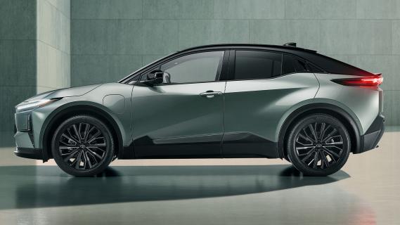 Toyota C-HR+ groengrijs (2025) zijkant links