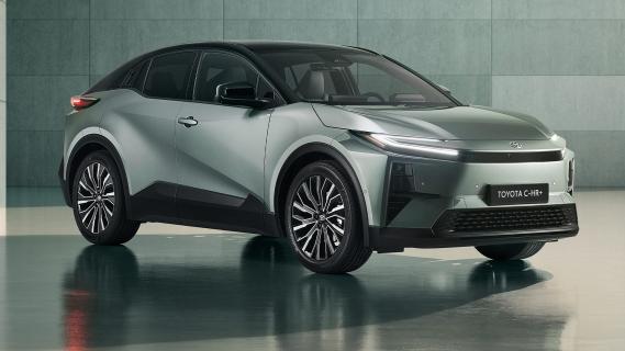 Toyota C-HR+ groengrijs (2025) zijkant rechts voor schuin