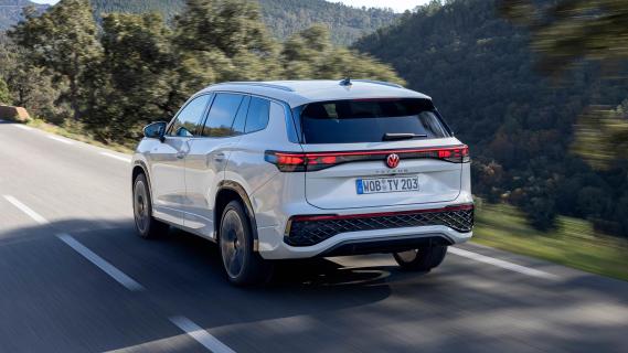 Volkswagen Tayron 1.5 eHybrid 200 kW R-Line 2025 review: 3/4 rijdend achter