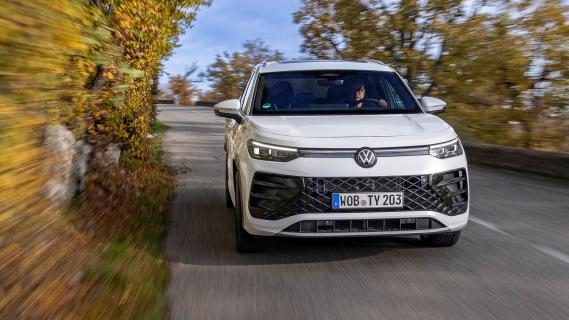 Volkswagen Tayron 1.5 eHybrid 200 kW R-Line 2025 review: rijdend voorkant