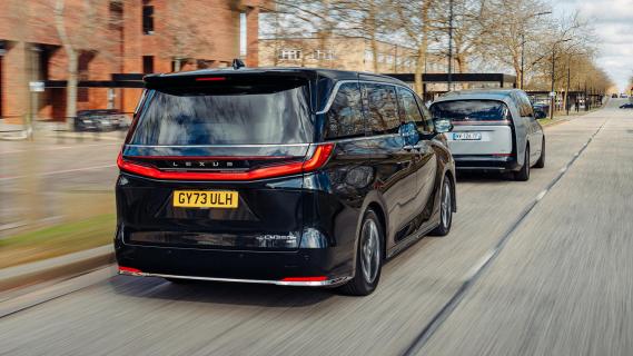 Li Auto Mega - Lexus LM350h zijkant rechts schuin achter