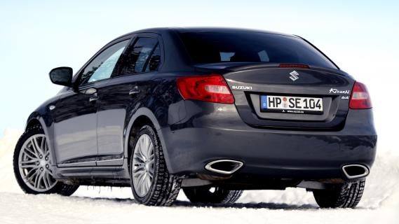 Suzuki Kizashi 4x4 grijs (2010) zijkant links schuin achter in sneeuw