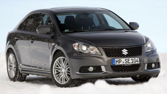 Suzuki Kizashi 4x4 grijs (2010) zijkant rechts schuin voor in sneeuw