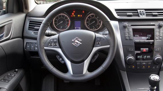 Suzuki Kizashi grijs (2010) interieur dashboard