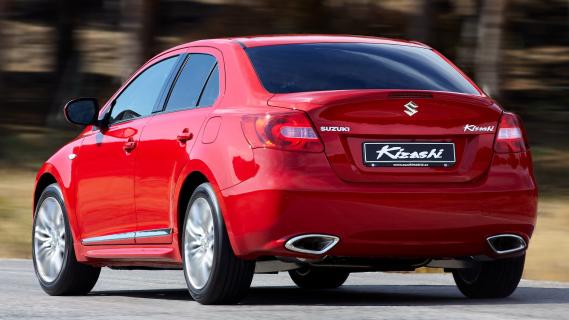 Suzuki Kizashi rood (2010) zijkant links schuin achter rijdend