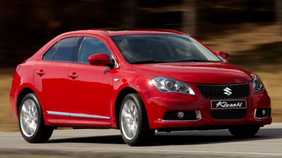 Suzuki Kizashi rood (2010) zijkant rechts schuin voor rijdend