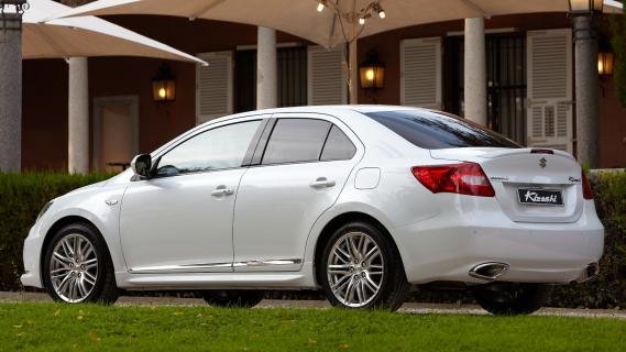 Suzuki Kizashi (wit) 2010 zijkant links schuin achter