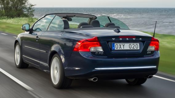 Volvo C70 D3 blauw (2010) zijkant links schuin achter