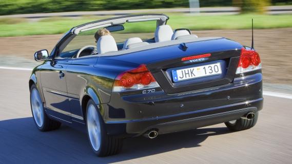 Volvo C70 T5 zwart (2006) zijkant rechts schuin achter rijdend
