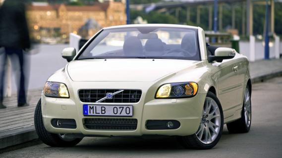 Volvo C70 T5 geel (2006) voorkant
