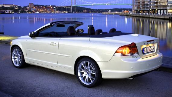 Volvo C70 T5 wit (2006) zijkant rechts schuin achter