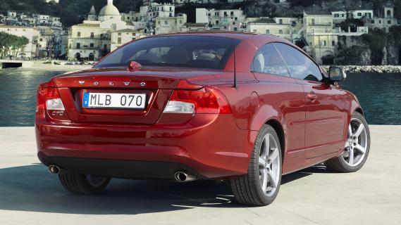Volvo C70 T5 rood (2010) zijkant rechts schuin achter