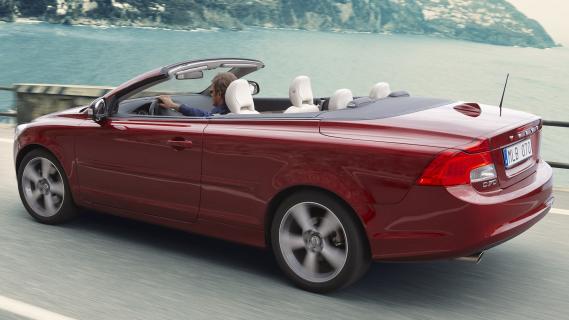 Volvo C70 T5 rood (2010) zijkant links schuin achter dak omlaag