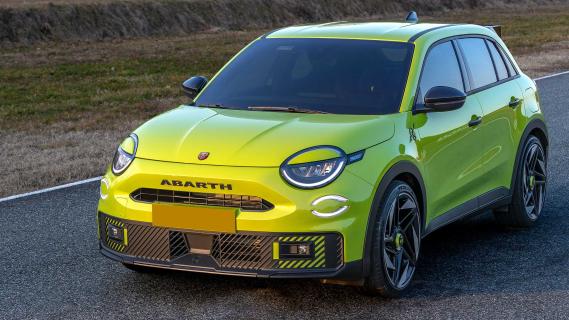Abarth 600e stilstaan weg