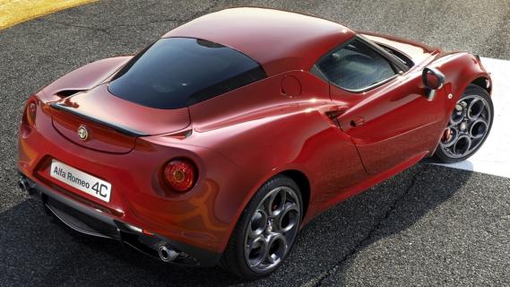 Alfa Romeo 4C rood (2013) zijkant rechts schuin hoog