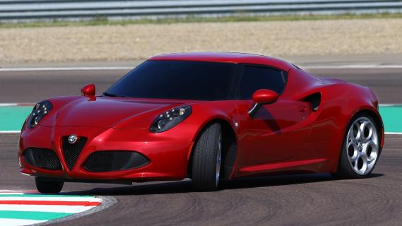 Alfa Romeo 4C rood (2013) links schuin voor drift