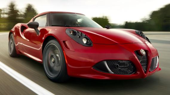 Alfa Romeo 4C rood (2013) zijkant rechts voor schuin
