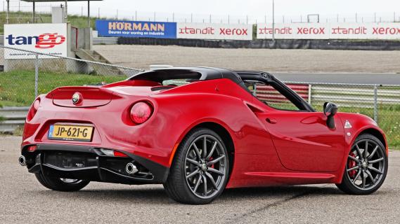 Alfa Romeo 4C rood (2013) zijkant rechts schuin achter