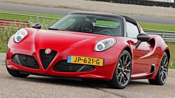 Alfa Romeo 4C Spider CPZ Track Edition rood (2016) zijkant links schuin voor Zandvoort