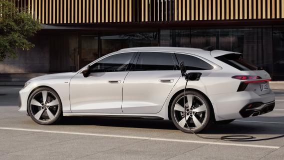 Audi A6 e-hybrid Avant (2025) zijkant links schuin achter laden
