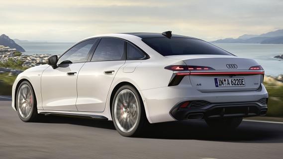 Audi A6 e-hybrid (2025) zijkant links schuin achter rijdend