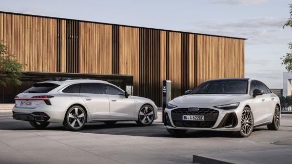 Audi A6 e-hybrid (2025) station en sedan naast elkaar
