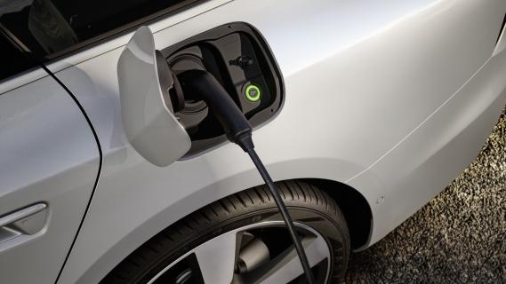 Audi A6 e-hybrid (2025) interieur laden