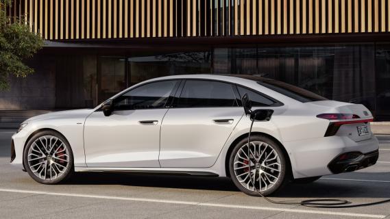 Audi A6 e-hybrid (2025) zijkant links schuin achter laden
