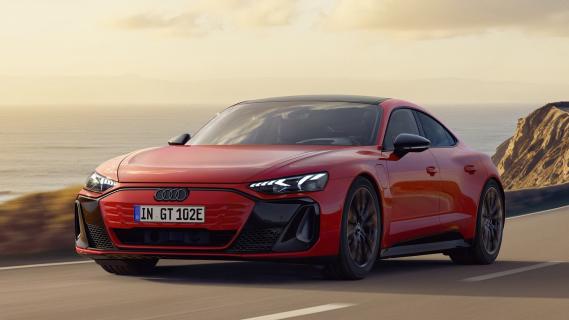 Audi e-tron GT quattro rood (2025) zijkant links voor schuin
