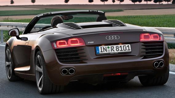 Audi R8 Spyder V8 bruin (2011) zijkant links schuin achter