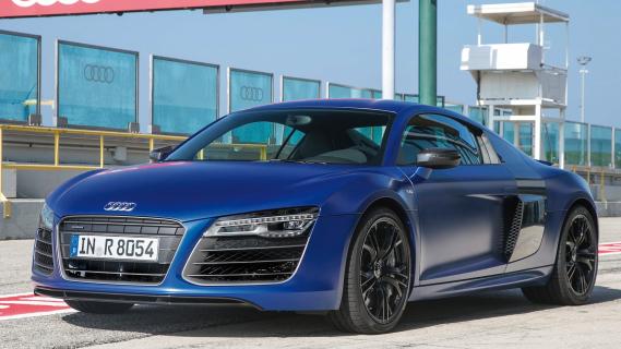 Audi R8 V10 Plus blauw (2013) zijkant links schuin voor pitlane