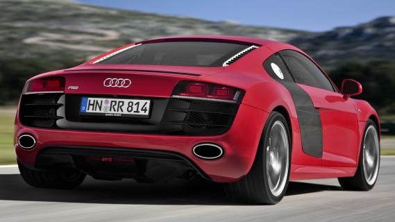 Audi R8 V10 rood (2009) zijkant rechts schuin achter