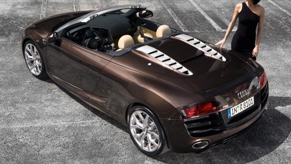 Audi R8 V10 Spyder bruins (2011) zijkant links schuin achter dak open