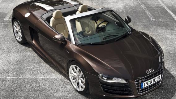 Audi R8 V10 Spyder bruins (2011) zijkant links schuin voor dak open