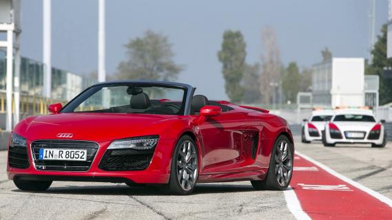 Audi R8 V10 Spyder rood (2013) zijkant links voor schuin pitlane