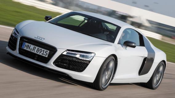 Audi R8 V18 facelift wit (2012) zijkant links schuin rijdend