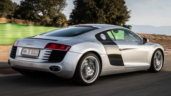 Audi R8 V8 quattro zilvergrijs (2008) zijkant rechts schuin achter rijdend