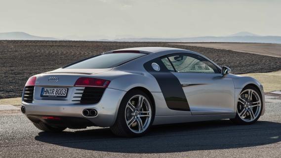 Audi R8 V8 quattro zilvergrijs (2008) zijkant rechts schuin achter