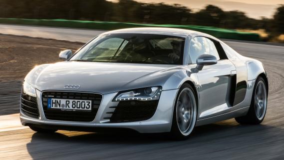 Audi R8 V8 quattro zilvergrijs (2008) zijkant rechts schuin voor rijdend