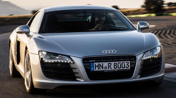 Audi R8 V8 quattro zilvergrijs (2008) voorzijde rijdend op circuit