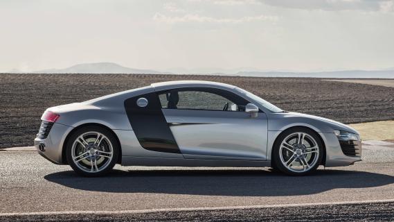 Audi R8 V8 quattro zilvergrijs (2008) zijkant rechts