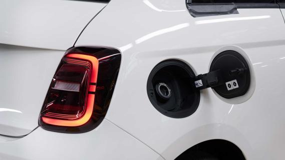 tankklep benzine Fiat 500 Hybrid (benzine) in de fabriek in Turijn