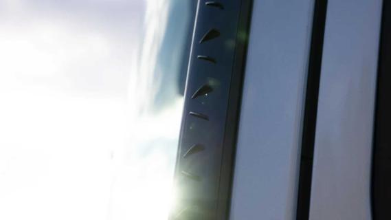 Volvo Vrachtwagen met haaientanden op de voorruit en verlengde cabine