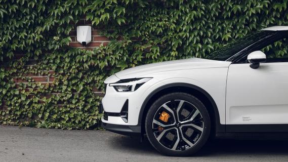 Easee Charge Max advertorial 2025: lader aan muur naast Polestar