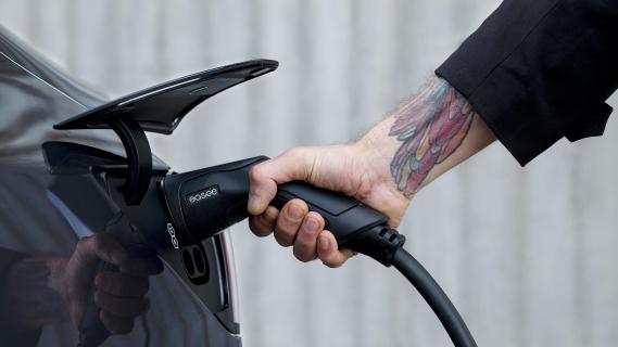 Easee Charge Max advertorial 2025: stekker in auto met hand