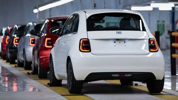 De Fiat 500 Hybrid (benzine) in de fabriek in Turijn